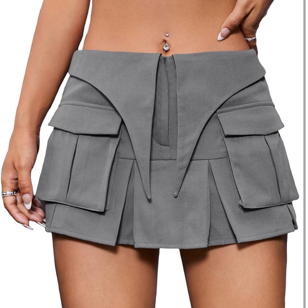 ✨MINI KHAKI COLORED PLEATED SKIRT✨